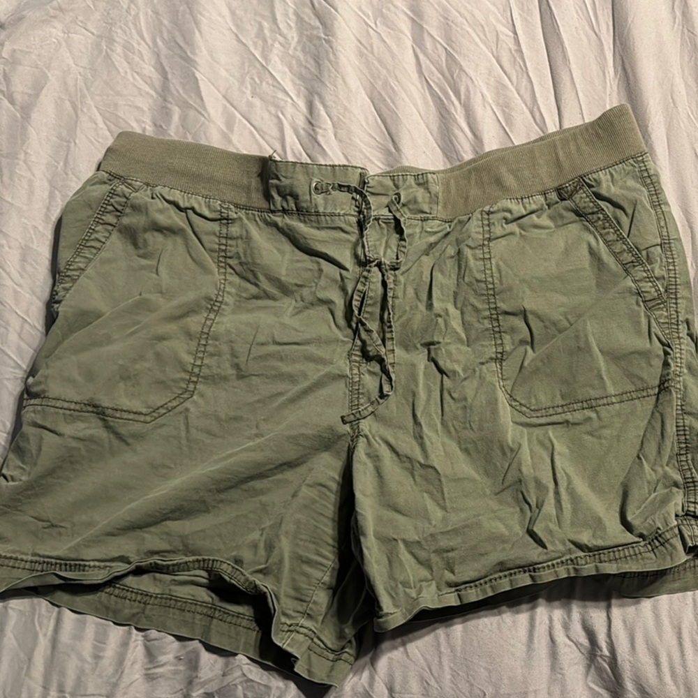 Green Cargo Shorts with Durable Cotton Fabric